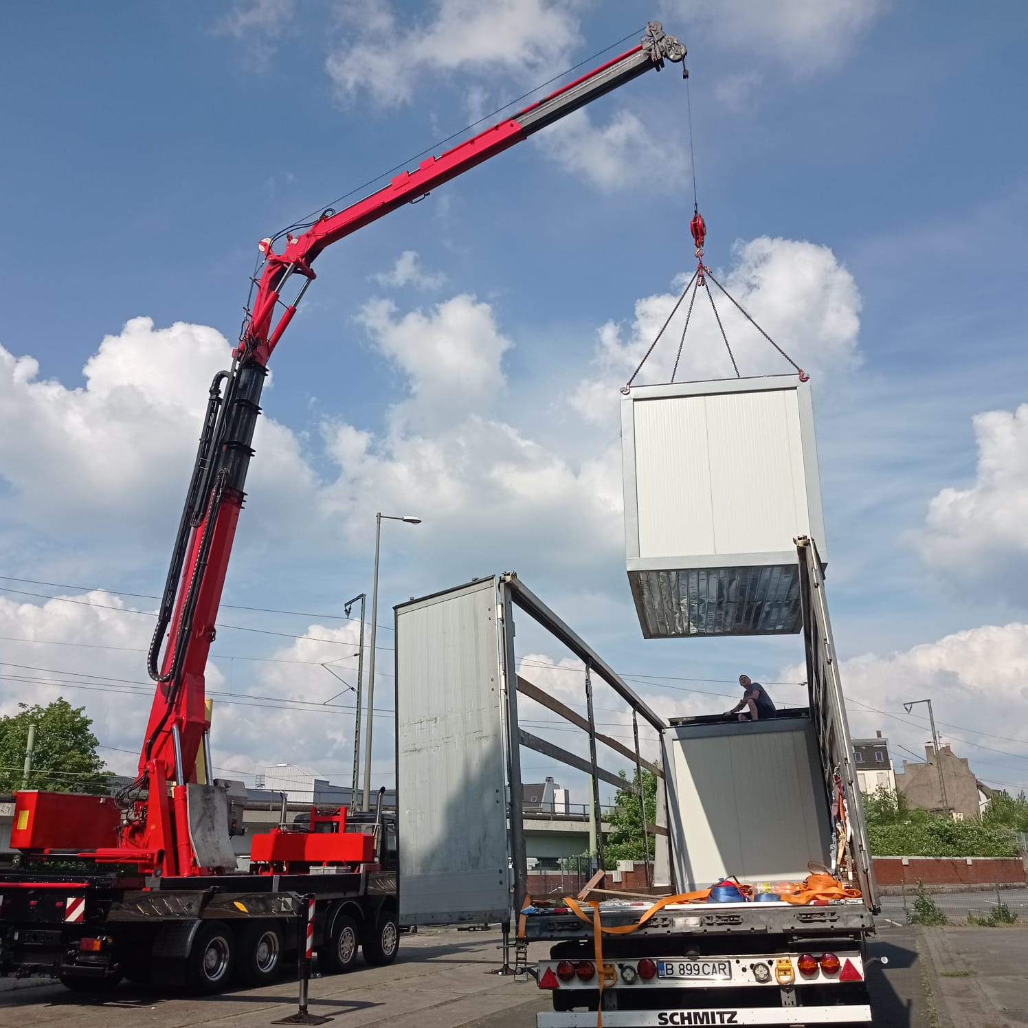 Autokran verlädt Containter